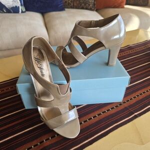 Flirty! Fun! Dressy! LifeStride Stone Patent Chloe 3" Heel Open Toe 8.5 Wide New